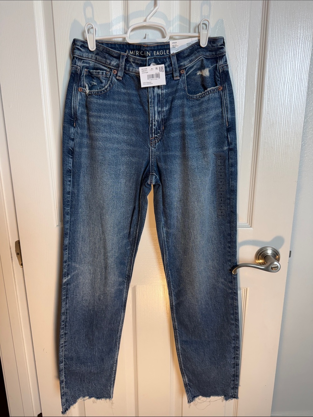 American Eagle Women's (Sz 6) Distressed Mom Jeans
